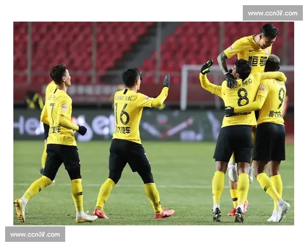 中国足球联赛最新动态：大连人逆转胜武汉三镇 争冠形势愈发激烈